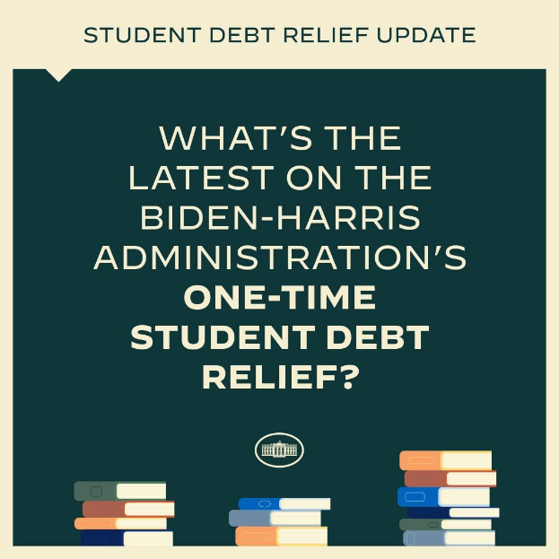 Plakat mit der Aufschrift "Was gibt es Neues zum einmaligen Schuldenentlastungsprogramm der Biden-Harris-Verwaltung?" mit Büchern darunter, was auf eine Fokussierung auf Schuldenentlastung hindeutet.