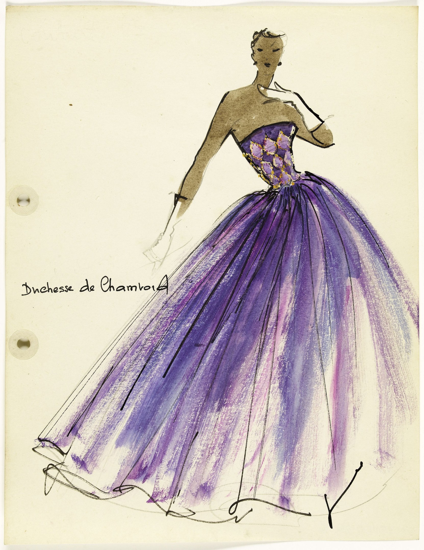 Skizze einer Frau in einem lila Kleid mit kunstvoller Spitze und Perlen, entworfen von KÜNSTLER, mit handgeschriebener Text auf dem Papier.