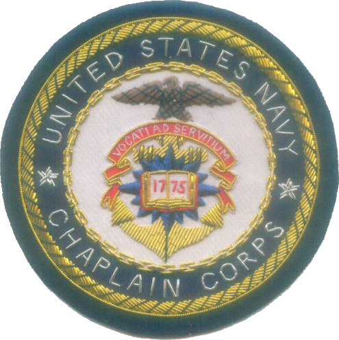Ein rundes Patch mit einem blauen Hintergrund und weißem Rand, das den Text "United States Navy Chaplain Corps" in weiß zeigt, zentral im Mittelpunkt.