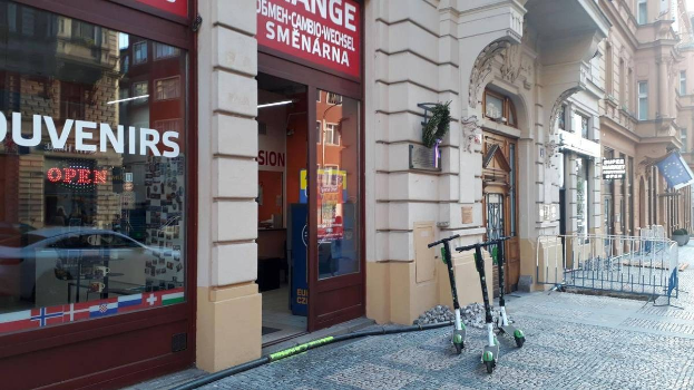 POL-PB: Fahrerflucht mit leicht verletzter Rollerfahrer - Polizei sucht Zeugen