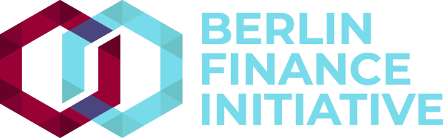Logo der Berlin Finance Initiative mit einem blauen Kreis mit weißer Umrandung und einem weißen 'B' in der Mitte, umgeben von einem weißen Ring mit einem blau-weißen Karomuster, alles auf einem weißen Hintergrund.