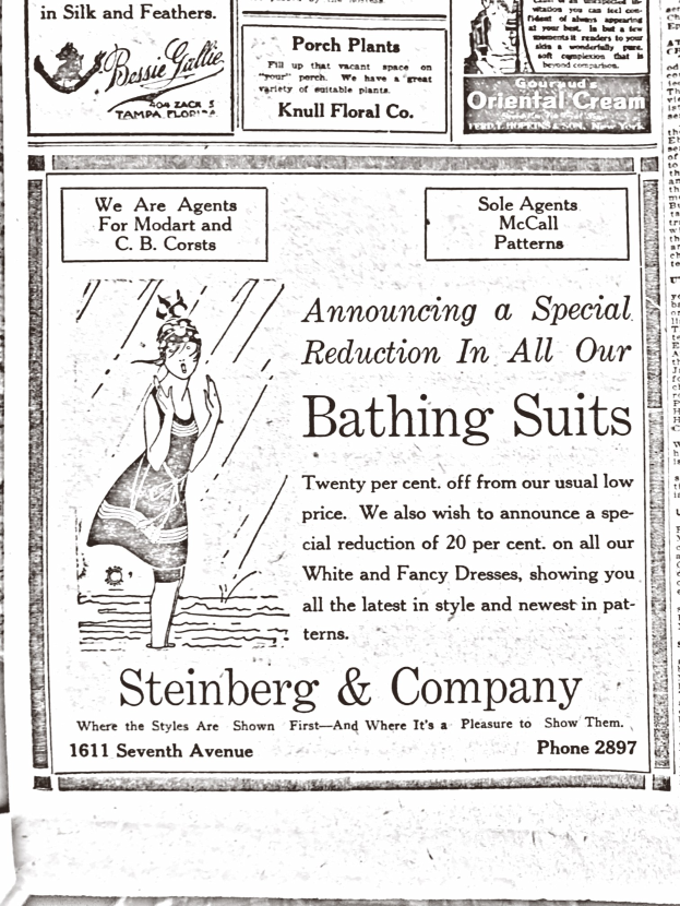 Eine Frau in einem weißen hochgeschlossenen, langärmligen Kleid mit ihrem Haar zu einem Knoten gebunden, die zentral in einer Werbung für Steinberg & Company's Badesachen steht, umgeben von Text.