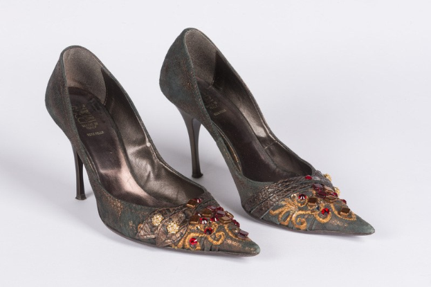 Jimmy Choo Heels von Suki Waterhouse flüstern Romantik bei Women in Power