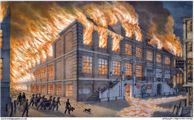 Großes Gebäude steht in Flammen mit Menschen drumherum, Fenster und Treppe mit Geländer sichtbar, Text unten.