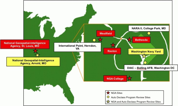 Eine Karte der Vereinigten Staaten, die Standorte der National Geospatial Intelligence Agency hervorhebt, mit fetter Schrift und geographischen Merkmalen wie Flüssen, Bergen und Städten.
