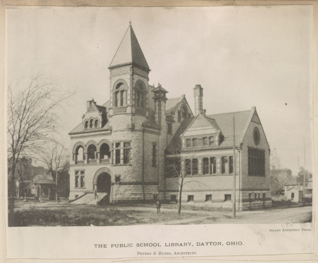 Schwarzes und weißes Foto eines öffentlichen Schulbibliothekgebäudes in Dayton, Ohio mit Fenstern, Bäumen und Himmel im Hintergrund, mit Text unten.
