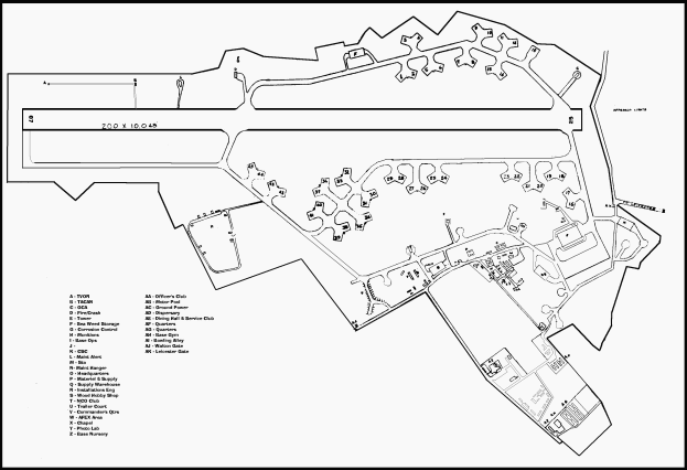 Eine Schwarz-Weiß-Zeichnung einer Stadtkarte mit vielen Gebäuden, wahrscheinlich ein Grundriss für eine neue Schule, mit Text auf der linken Seite, der das Layout, darunter die Raumanzahl, Flure und andere Merkmale, detailliert.