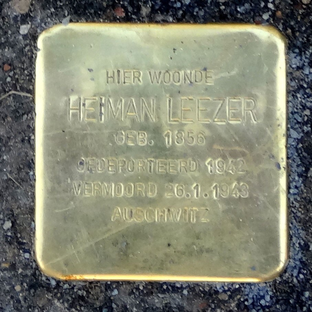 Messing-Gedenktafel am Boden mit der Inschrift "Hier Woonde Heiman Leezer", die einen deutschen Soldaten gedenkt, der im Zweiten Weltkrieg starb.