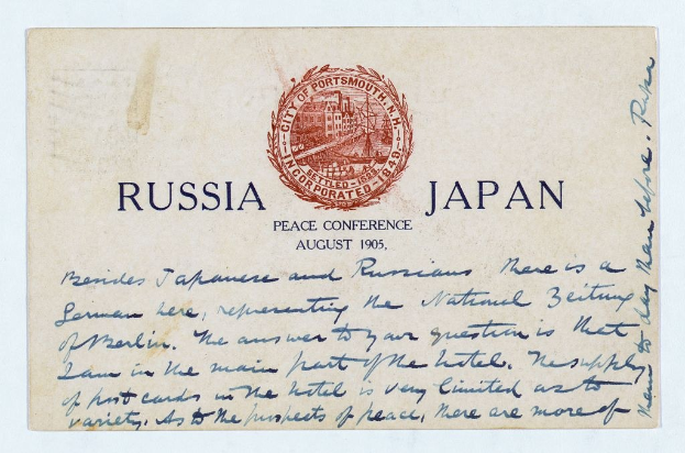 Umschlag mit einer Briefmarke, die "Russland und Japan Friedenskonferenz" und ein zentrales Logo eines Gebäudes trägt.