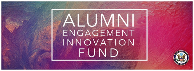 Plakat mit der Aufschrift "Alumni Engagement Innovation Fund" in fetter, schwarzer Schrift auf einem weißen Hintergrund und dem Logo des Fonds unten rechts.