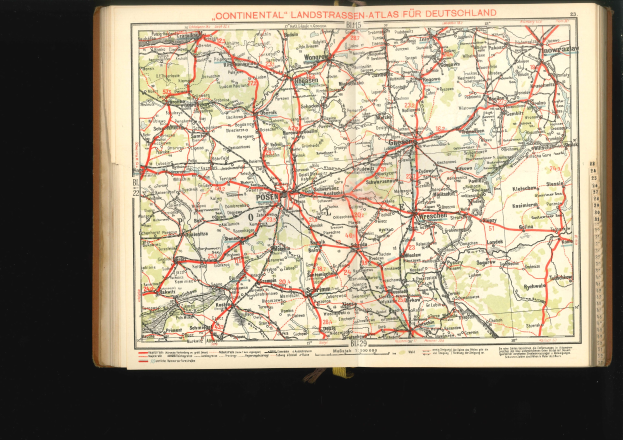 Offenes Buch mit einem detaillierten Straßenkarte von Deutschland auf einem schwarzen Hintergrund.