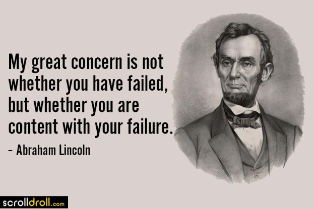 Portrait von Abraham Lincoln mit ernstem Gesichtsausdruck, der einen Anzug und eine Krawatte trägt, mit dem Zitat "Mein großer Kummer besteht nicht darin, ob Sie gescheitert sind, sondern ob Sie mit Ihrem Scheitern zufrieden sind" darunter in fetter Schrift.