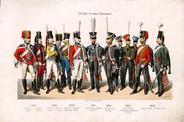 Gruppe von Männern in 1836 deutschen Infanterieuniformen, die in einer Reihe stehen und Hüte tragen und Gegenstände halten, mit dem Text '1836 Deutsche Infanterie' unten.