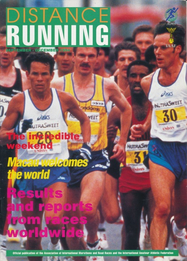 Ein Magazin-Cover mit der Aufschrift "Langstreckenlauf", das eine Gruppe von Läufern in einem Marathon zeigt, darunter einige mit bunten Schuhen und andere in Shorts und T-Shirts, vor einem hellblauen Himmel mit weißen Wolken.
