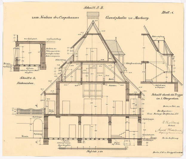 Schwarzes und weißes Architekturzeichnung eines Hauses mit zahlreichen Fenstern und einem Dachfirst, beschriftet als erstes Haus in Deutschland, begleitet von detaillierten Strukturplänen und Text.