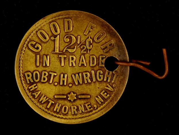 Goldmünze mit der Inschrift "Gut für 12% im Handel" an einem Haken