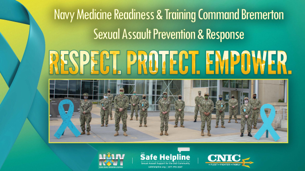 Plakat für das Sexual Assault Prevention & Response Programm der Navy Medicine Readiness & Training Command Bremerton, das uniformierte Personen vor einem Gebäude mit dem Text "Respekt, Schutz, Ermächtigung" zeigt.