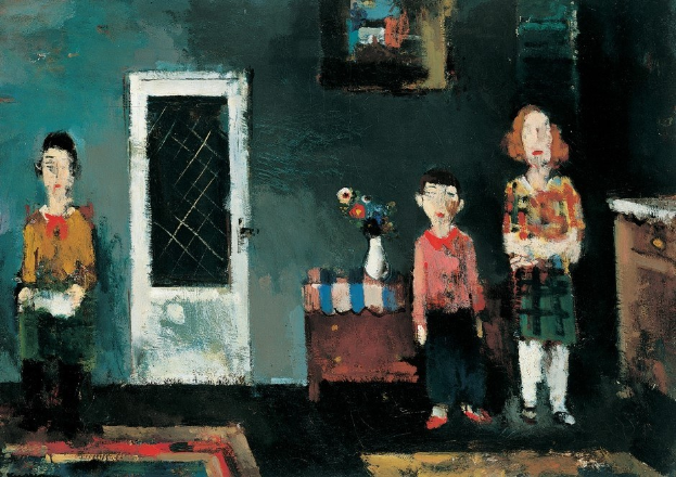 Malerei von drei Kindern, die in einem Raum mit einem Blumenstrauß auf einem Tisch, einer Tür, einem Foto Rahmen an der Wand und einem Teppich auf dem Boden stehen.