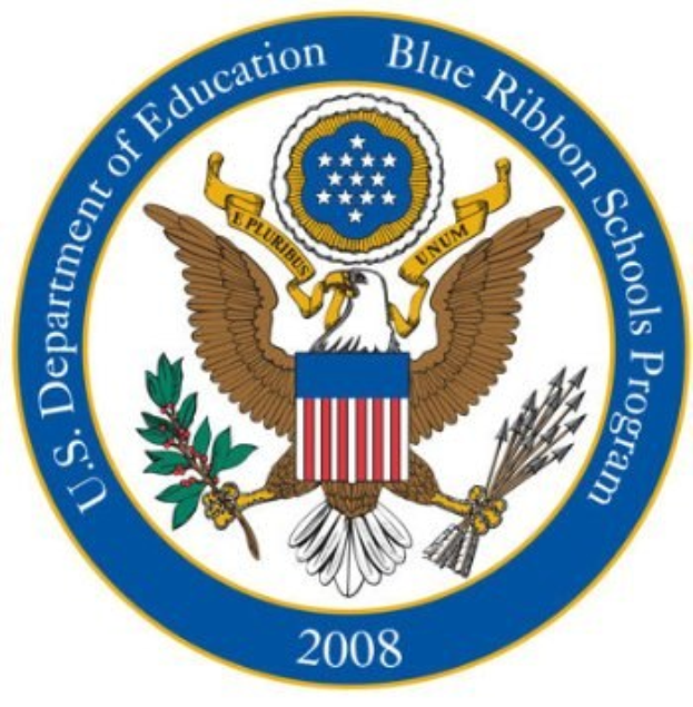 Das Logo des U.S. Department of Education Blue Ribbon Schools Program zeigt einen blauen Kreis mit einem weißen Stern, eine weiße Taube mit einer blauen Schleife und ein weißes Banner mit der Aufschrift 'Department of Education' in Blau.