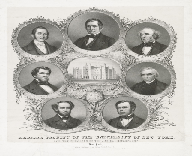 Schwarz-weißes Foto von formell gekleideten Männern, die vor einem Gebäude posieren, mit Text unten, der sie als das Medizinische Fakultät der Universität New York und die Gründer des Medizinischen Departments identifiziert.
