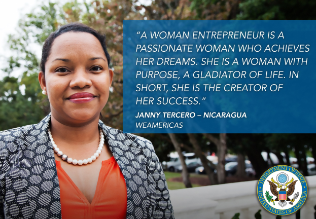 Eine Frau in einer schwarzen und weißen Jacke und einem orangen Kleid steht draußen mit Bäumen, Fahrzeugen und Himmel im Hintergrund, neben Text und einem Logo, das sie als entschlossene Unternehmerin beschreibt.