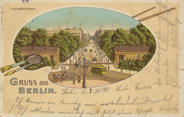 Alte Postkarte zeigt eine Stadtstraße in Berlin, Deutschland, mit Bäumen, Gebäuden, Straßenlaternen, Fahrzeugen, Passanten und einem Himmel im Hintergrund, mit handgeschriebener Schrift.