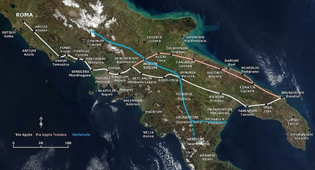 Blaue Linie auf einer Karte von Italien, die eine kreisförmige Zugroute von Rom zeigt, die durch beschriftete Städte und Ortschaften verläuft.