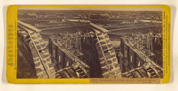 Schwarz-weiß-Foto eines Gebäudes im Bau mit verstreuten Werkzeugen und Materialien, das neben einer Collage aus zwei Bildern und Text auf einer weißen Fläche angezeigt wird.