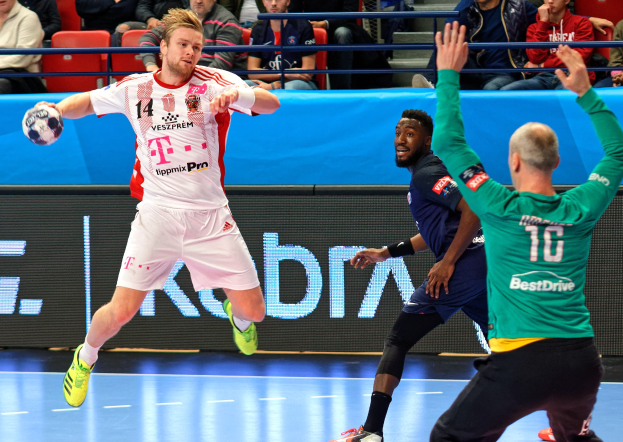 Eine Gruppe von Männern, die Handball auf einem Feld während des Futsal-Weltmeisterschaft 2019-Spiels zwischen Bayern München und Paris Saint-Germain spielen, mit Zuschauern im Hintergrund.