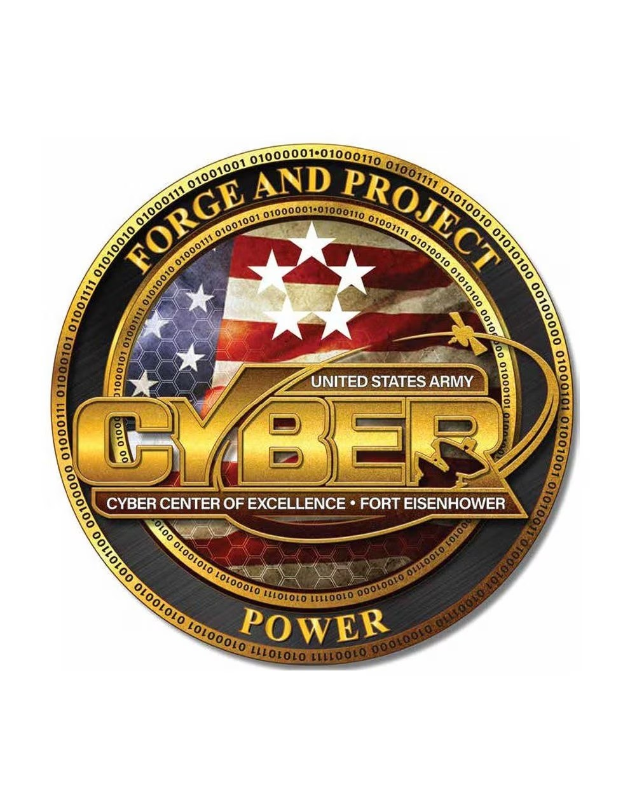 Logo der United States Army Cyber Center of Excellence, Fort Eisenhower, mit einem blauen Kreis mit einem weißen Stern, einem weißen Rand und der Schrift "Forge and Project Cyber Power" darunter in fetter schwarzer Schrift.