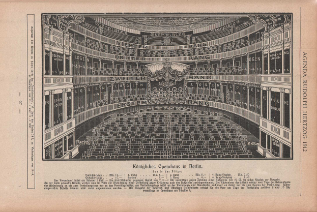 Eine Schwarz-Weiß-Zeichnung in einem alten Buch zeigt ein großes, leeres Auditorium in Berlin, Deutschland mit Reihen von Stühlen und sichtbarem Text auf der Seite.