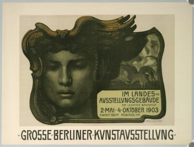 Ein Plakat mit einer Frau mit friedlichem Gesichtsausdruck, die ein weißes Kleid und einen blauen Schal trägt, mit dem Text "Grosse Berliner KVNSTAVSSTELLVING" drumherum.