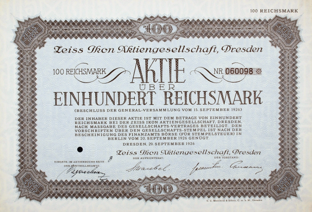 Altes deutsches Aktienzertifikat über 100 Reichmark mit schwarzem Rand und deutschem Text.