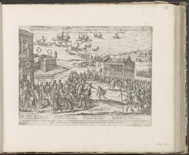 Offenes Buch mit einer detaillierten Zeichnung einer Menge diskutierender Menschen, begleitet von Text, auf einer flachen Oberfläche.