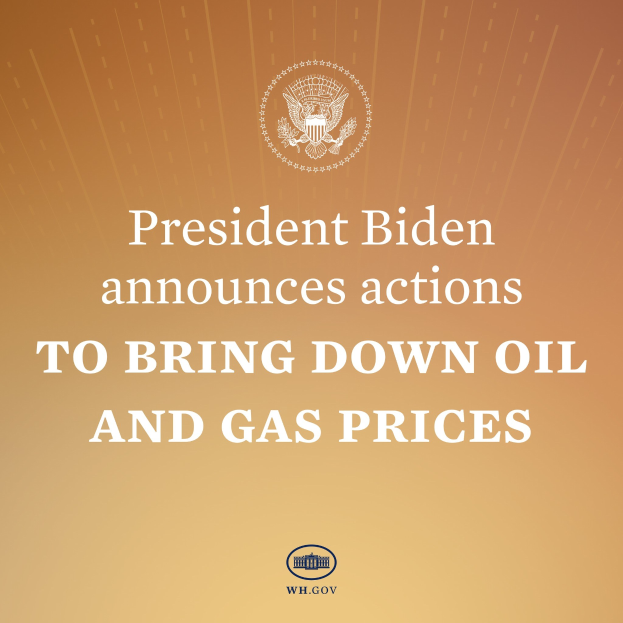 Präsident Biden an einem Rednerpult mit einem Plakat, das ein Logo und Text zu Maßnahmen zur Verringerung von Öl- und Gaspreisen anzeigt.