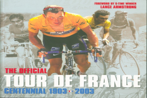 Offizielles Tour-de-France-Jubiläumsplakat (1903–2003) mit einer Gruppe von Radfahrern auf Fahrrädern mit Text zu den Eventdetails.