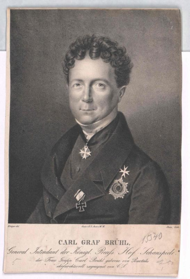 Ein Schwarz-Weiß-Porträt von Carl Graf Bruhl, einem General des Deutschen Reichs, in einer medaillenbesetzten Jacke, mit einem texttragenden Papier unten.