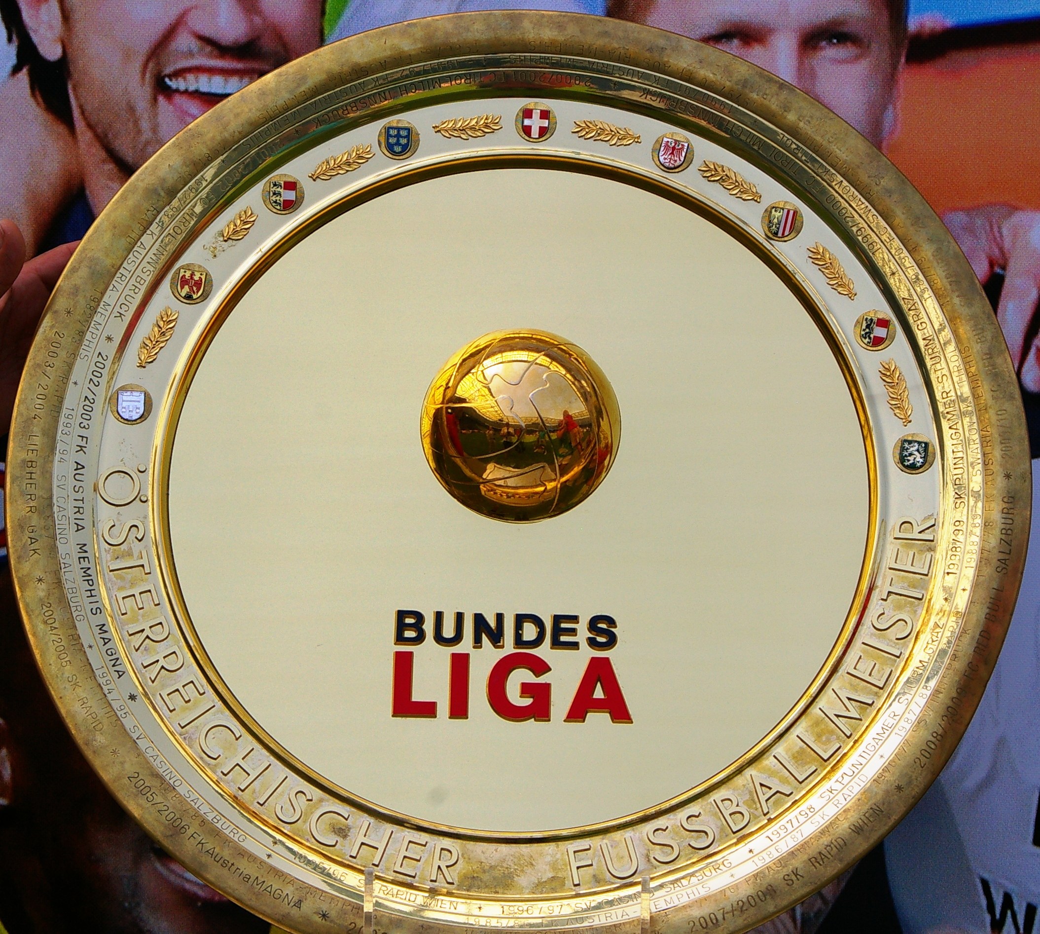 Kölns Cheftrainer lacht mit Journalisten über Team-Leitungsrat-Abstimmung