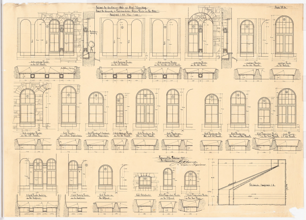 Schwarz-weiß-Architekturzeichnungen verschiedener Fenster und Türen aus frühen 20. Jahrhundert-Entwürfen, begleitet von beschreibendem Text auf altem Papier.