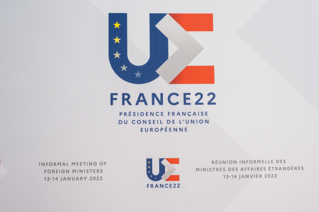 Plakat für die "Frankreich 22 - Informelle Tagung der Außenminister" mit dem EU-Logo, das einen blauen Kreis mit einem weißen Stern und einem weißen Rand zeigt.
