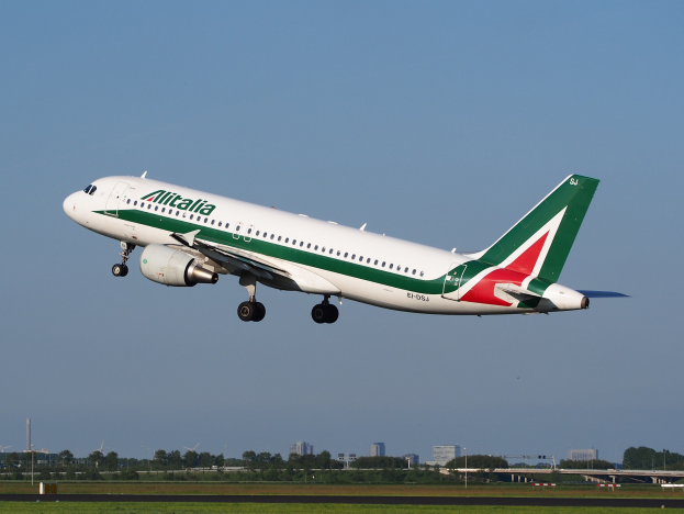 Alitalia Airbus A320-232 ERJ-EJZ Flugzeug beim Start vom Frankfurt Airport mit grünem Gras darunter, Bäumen und Gebäuden im Hintergrund und einem klaren blauen Himmel.