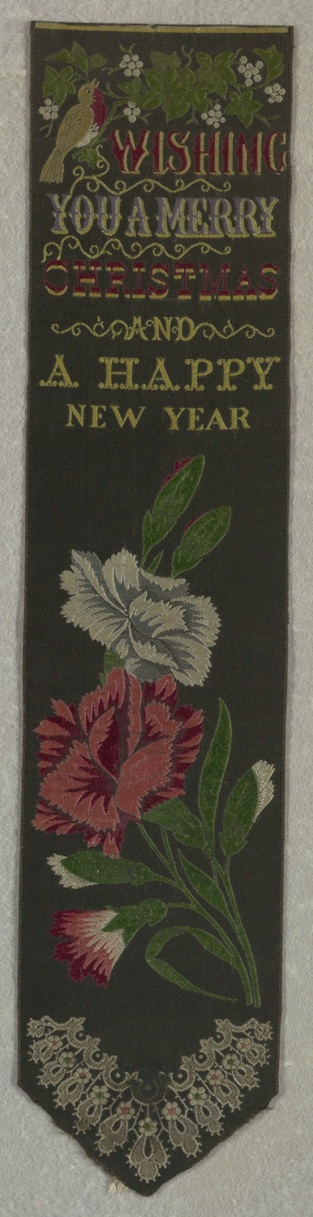 Schwarze Flagge mit roter und wei{\ss}er Blumenstickerei, die 'Frohe Weihnachten und ein gutes neues Jahr' lautet, umgeben von bunten Blumen und Blättern.