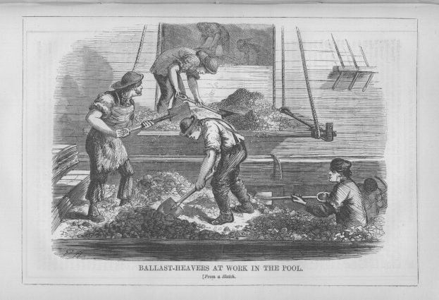 Schwarß-weißes Bild einer Gruppe von Menschen in einem Pool, einige halten Schaufeln, mit Text unten 'Ballast-Heavens bei der Arbeit im Pool'.