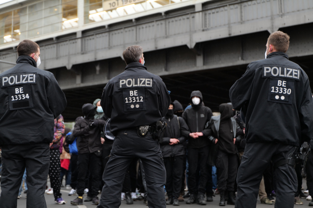 POL-ME: Hooligans greifen Ordnungsamt-Mitarbeiter an - 2507108