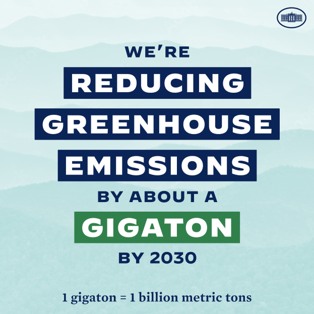 Plakat mit Text und Logo, auf dem steht: "Wir reduzieren die Treibhausgasemissionen um etwa eine Gigatonne bis 2030.", das für die Reduzierung der Treibhausgase bis 2030 wirbt.