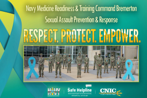 Ein Plakat mit einer Gruppe uniformierter Personen vor einem Gebäude, das sexuelle Belästigung und Antworten auf sexuelle Gewalt durch die Navy Medicine Readiness & Training Command Bremerton anpreist.