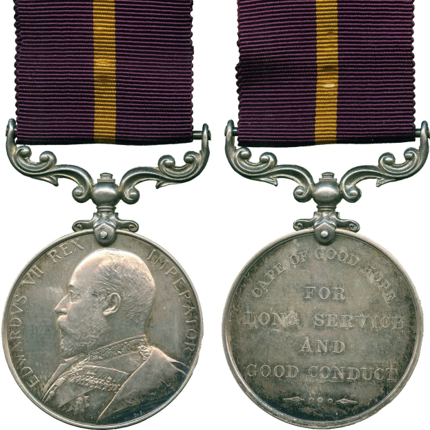 Silberne Medaille mit einem violetten und gelben Band, das ein linkes Porträt und rechten Text 'Langjährige Dienste und gutes Benehmen' zeigt.
