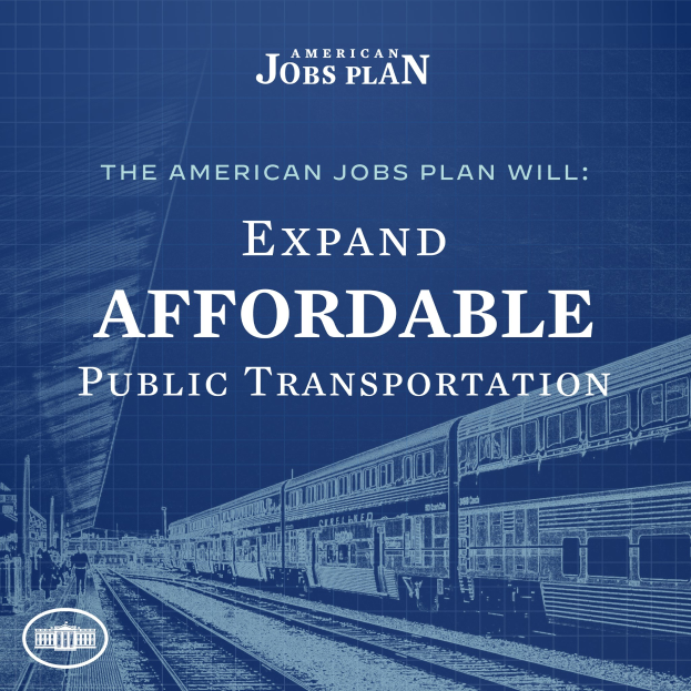 Plakat mit einer Bahn auf den Schienen mit mehreren Menschen in der Nähe, das 'The American Jobs Plan Will Expand Affordable Public Transportation' bewirbt.