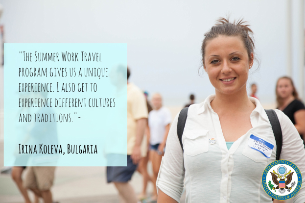 Eine Frau mit einer Tasche lächelt umgeben von einer Gruppe von Menschen, die geht, mit Text auf der linken Seite, der über ein Sommerarbeitspraktikum berichtet.