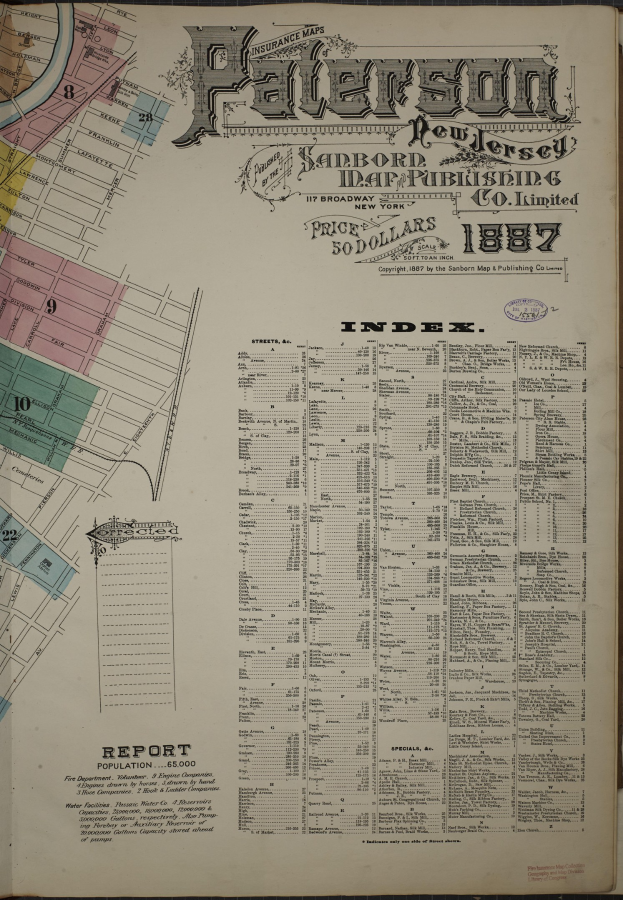 Ein altes Buch mit einer detaillierten Stadtkarte oben drauf, das auf einer Fläche liegt, zusammen mit Text, der Informationen über die Gebäude, Straßen und Sehenswürdigkeiten der Stadt enthält.